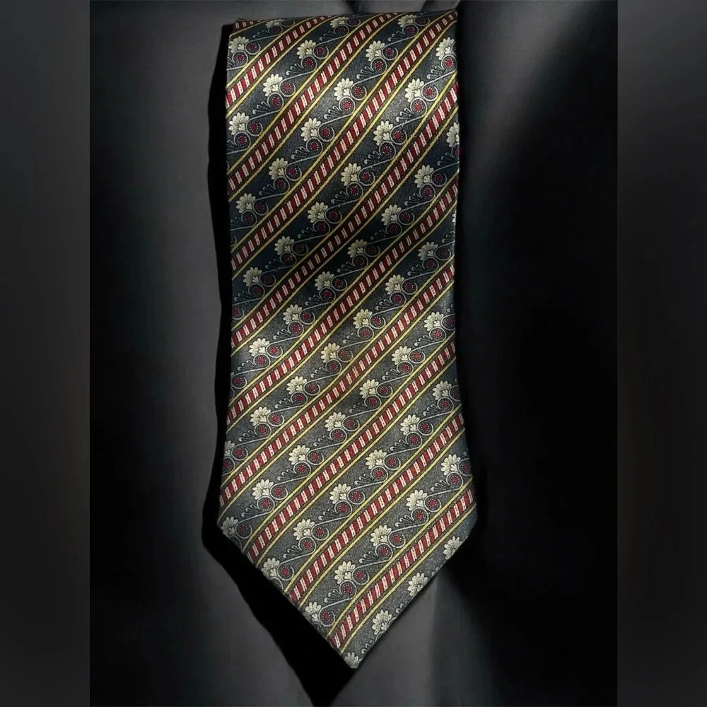 Pierre Cardin Vintage Men Traditional 3.75’ size Tie silk